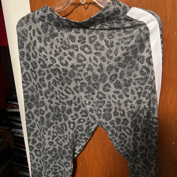 Victoria’s Secret skinny jogger, size large, leopard design pants - Picture 7 of 8